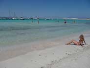 chica tomando el sol en Illetas - Formentera